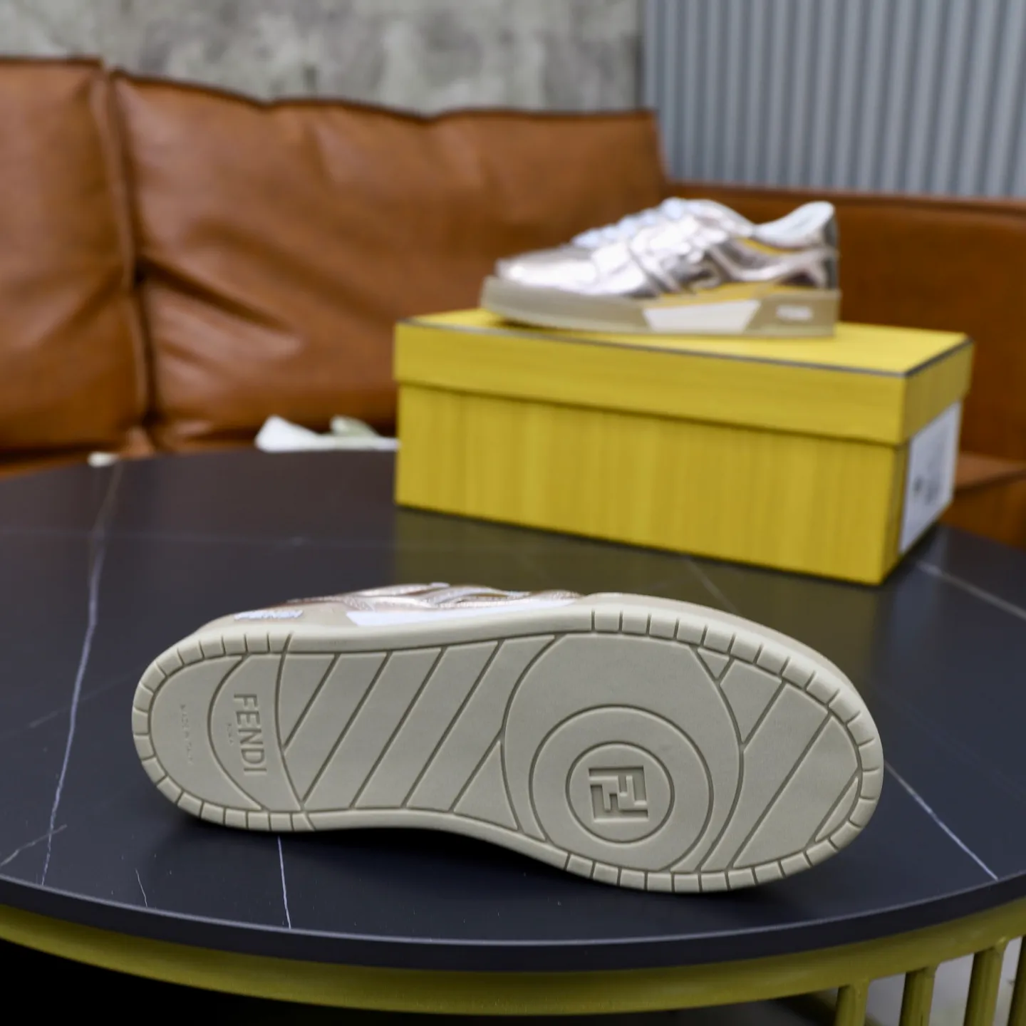 Ex-factory price: 640🔥Couple model (top original order) Brand: FENDI Size: 35-44 (customized for men 38 and 45) Grade: original order quality High version Material: Imported original cowhide stitching ➕ High-quality and comfortable lining Original TPU lightweight anti-slip outsole Style category: Travel fashion casual shoes Versatile trend